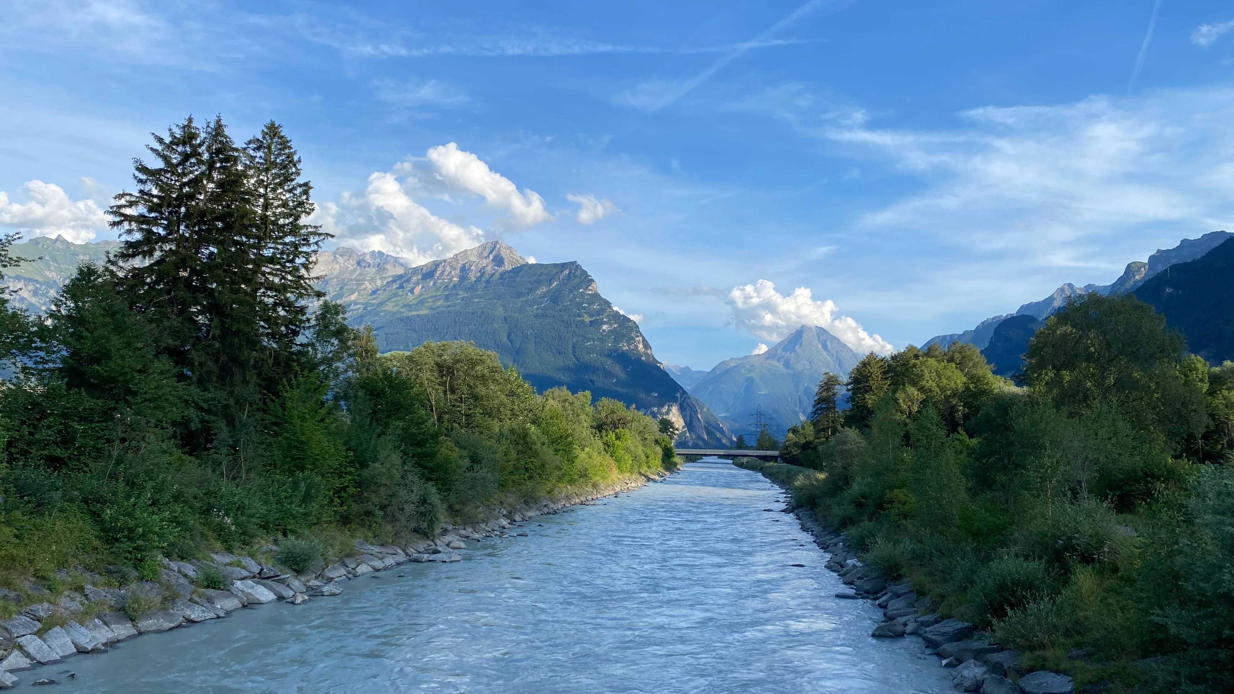 Flusslandschaft und Berge in der Schweiz